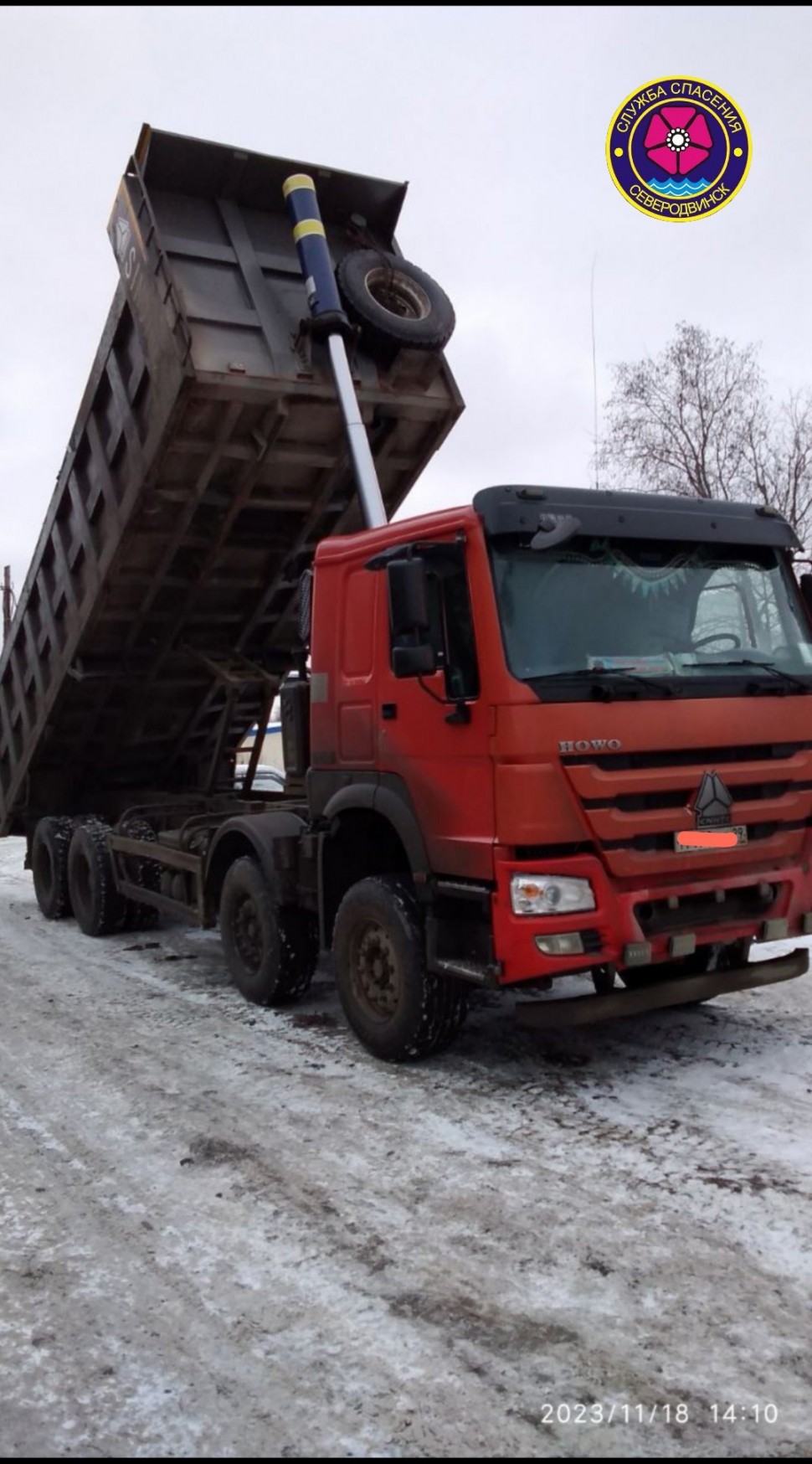 В Северодвинске «ЭРА ГЛОНАСС» вызвала спасателей на ДТП с перевёрнутым КамАЗ